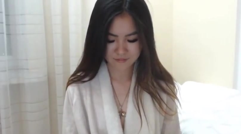 Sexy korean girl squirts on cam